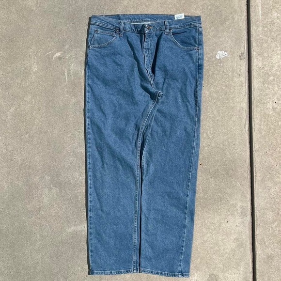 Wrangler Relaxed Fit Blue Jeans - Picture 1 of 3